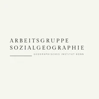 AG Logo_Typografisch_Hintergrundbeige.png